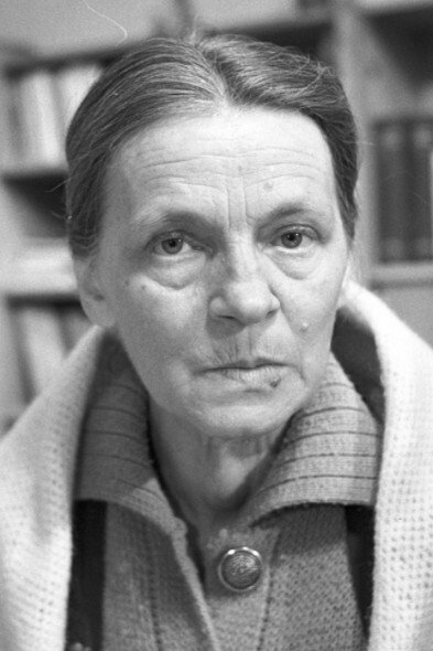 Jadwiga Kuryluk as ciotka Kołodziejskiego in Wielki układ