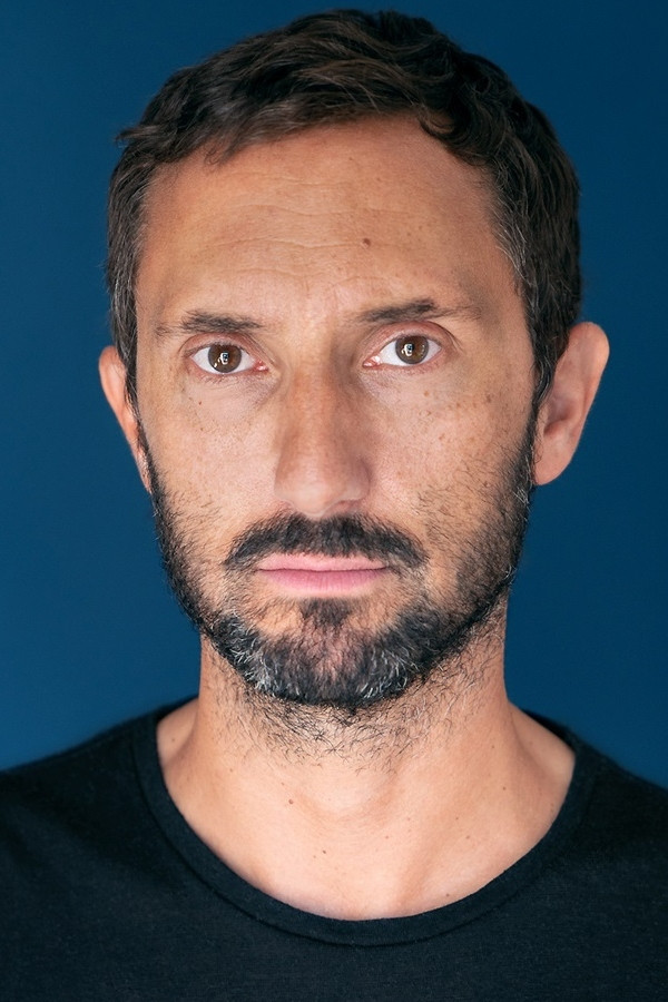 Benoît Pétré as Homme champagne in Laetitia 35