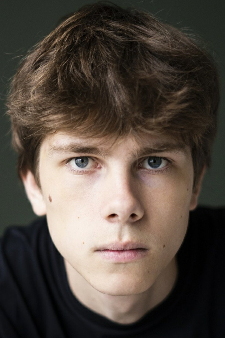 Максим Карушев as Артём in Frozen