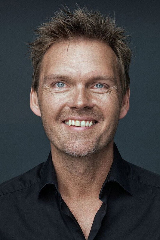 Leif Edlund as Security Guard in Incident by a Bank