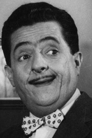 Zé Trindade as Buster Keaton in Memórias de um Gigolô