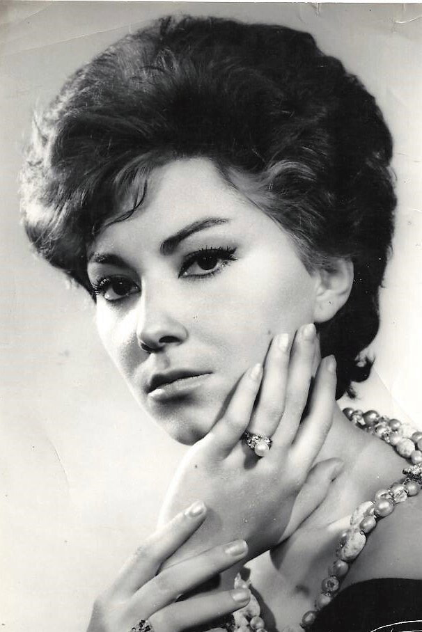 Vicky Lagos as Adela in Chica para todo
