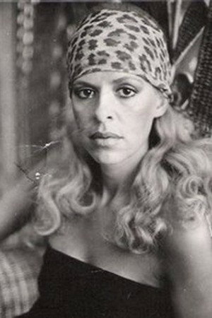 Baby Garroux as Laura in A Filha do Silêncio