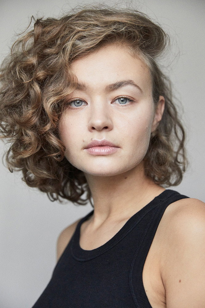 Katja Hutko as Pauline in Trümmermädchen - Die Geschichte der Charlotte Schumann