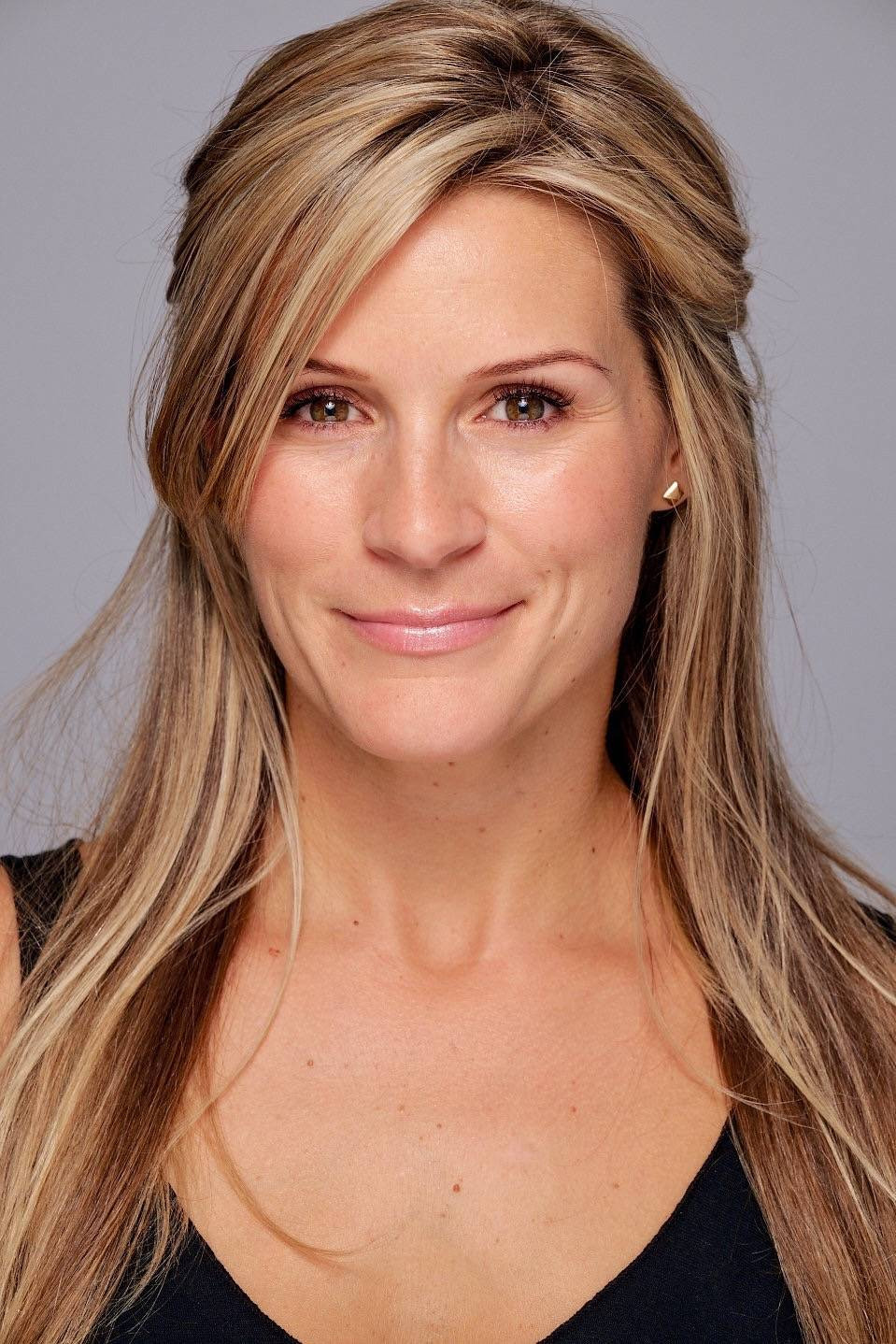 Monika Casey as Housewife in Oma