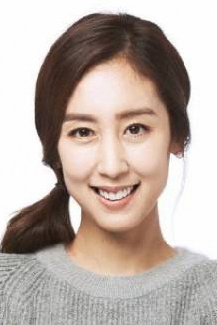Oh Joo-eun as Moon Yoon-ah in Lovers in Paris