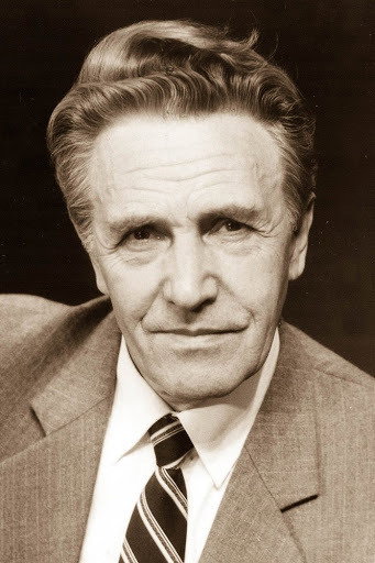 Jānis Kubilis as fabrikas direktors in Beams Through Glass