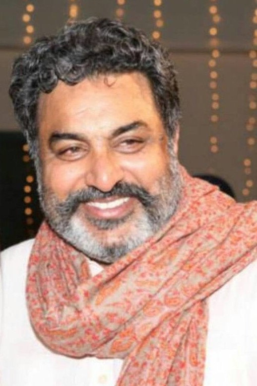 Hobby Dhaliwal as Mr. Sandhu in Mundeyan Ton Bachke Rahin