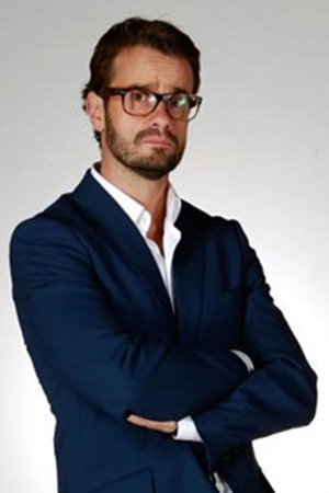 José Diogo Quintela as Various Roles in Gente Que Não Sabe Estar