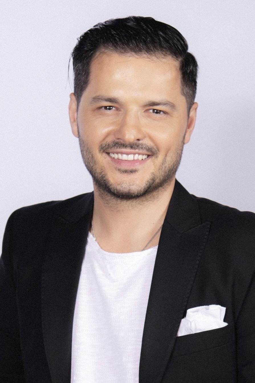 Liviu Vârciu as Self in Poftiti pe la noi