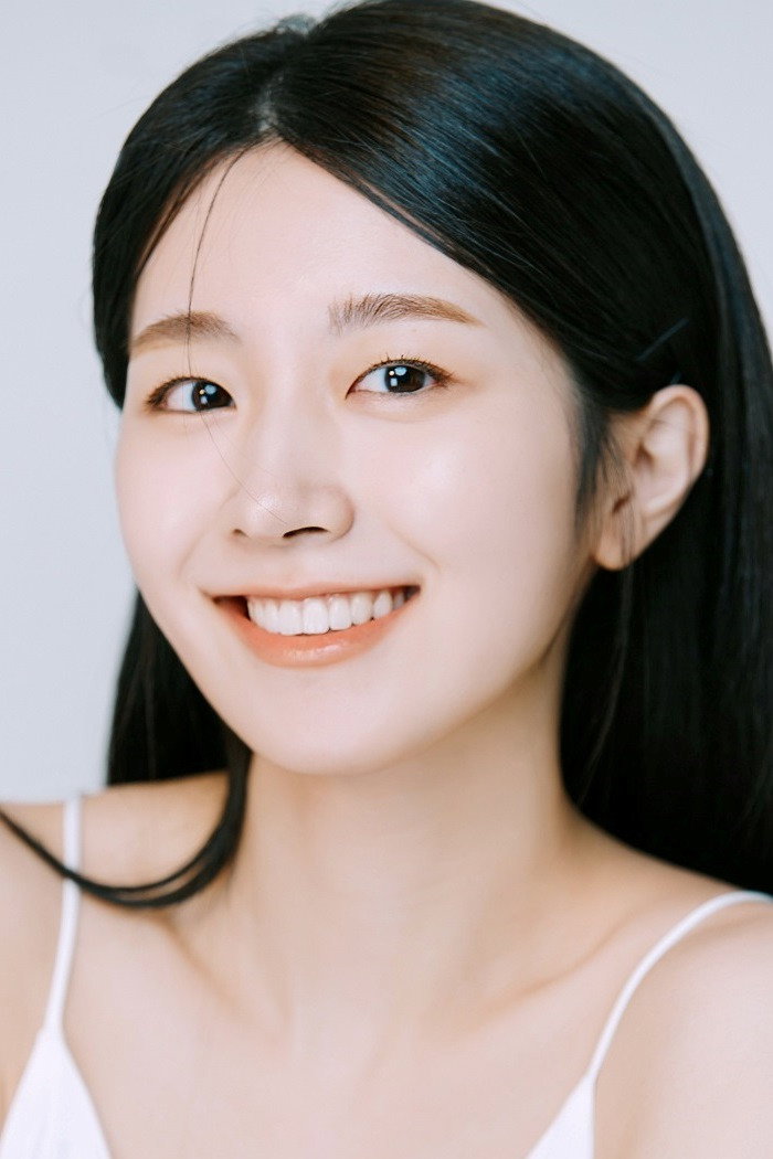Lee Han-joo as Yoon Ji-na in S Line