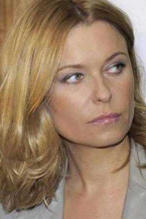 Paulina Młynarska as Ewa in Wirus