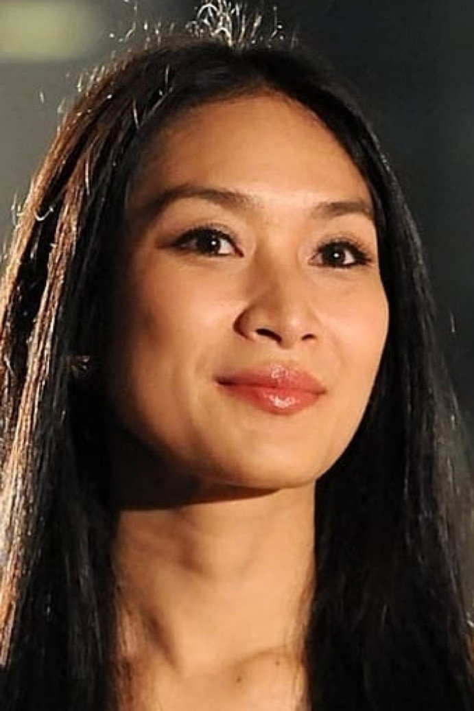 Happy Salma as Chinta in Ali & Ratu Ratu Queens