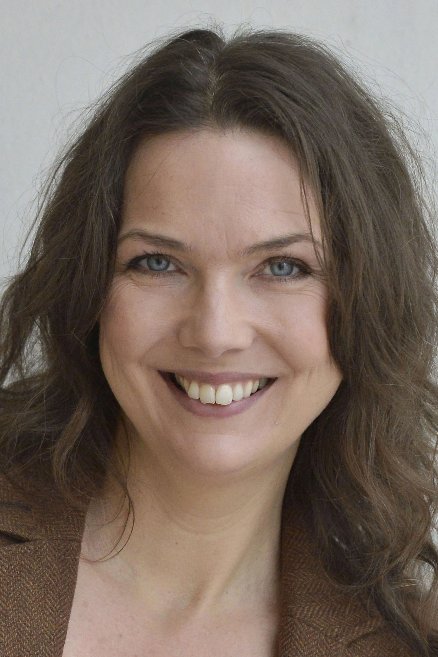 Anna Blomberg as Annelie in Snutar