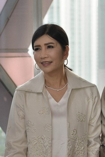 Heidy Kandao as Ibu Alya in First Love