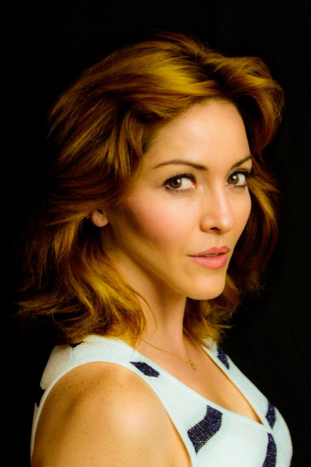 Zamia Fandiño as Lorenza in Twelve Moons