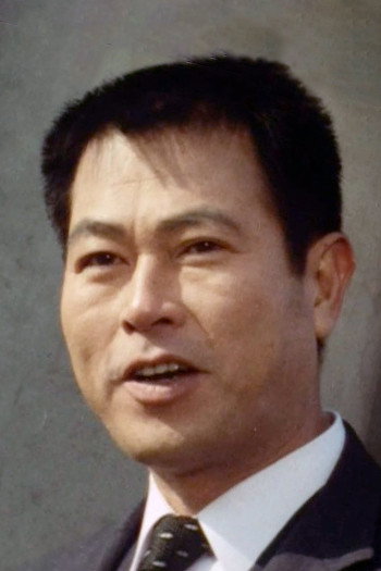 青木義朗 as Okada in The Beast to Die