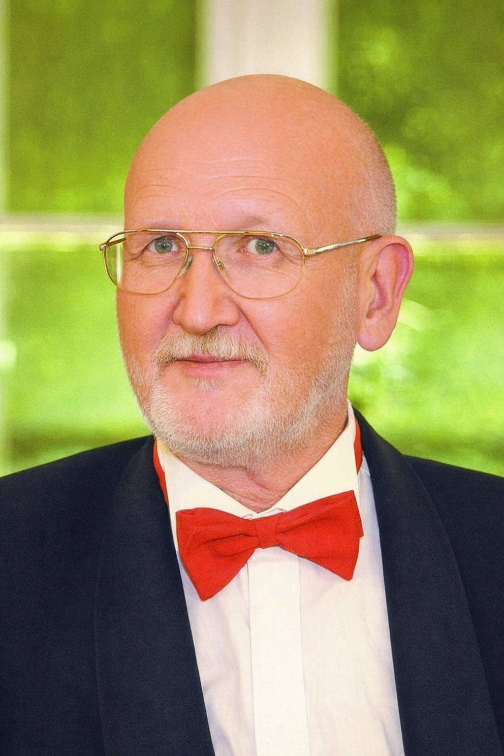 Marek Przybylik as Self - Commentator in Szkło kontaktowe