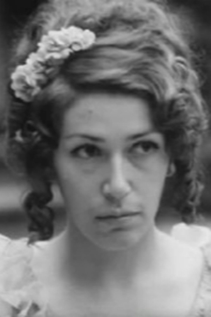 ნაირა ჭიჭინაძე as Widow in Gondola