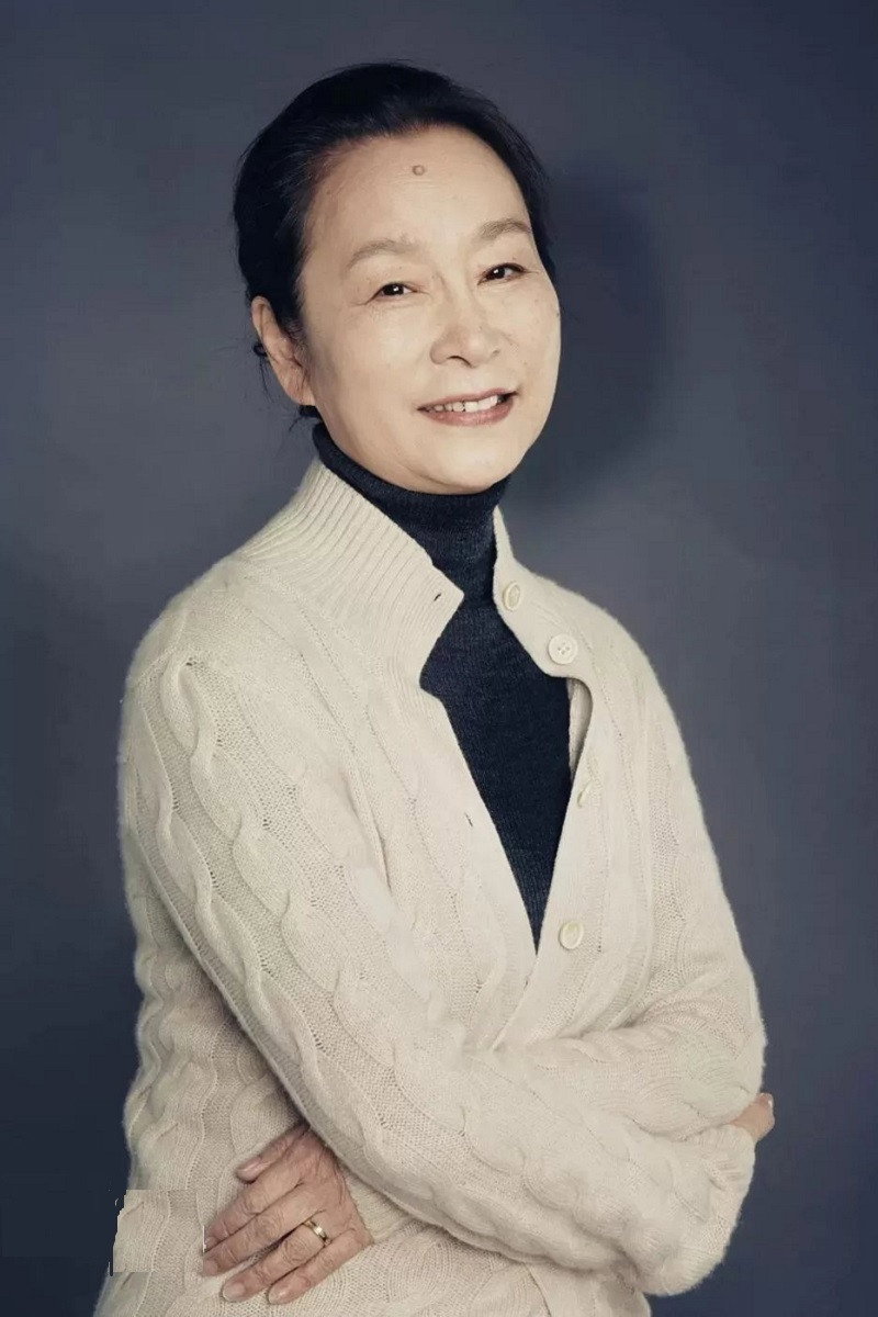 奚美娟 as Tong Jianju in 儿女情长