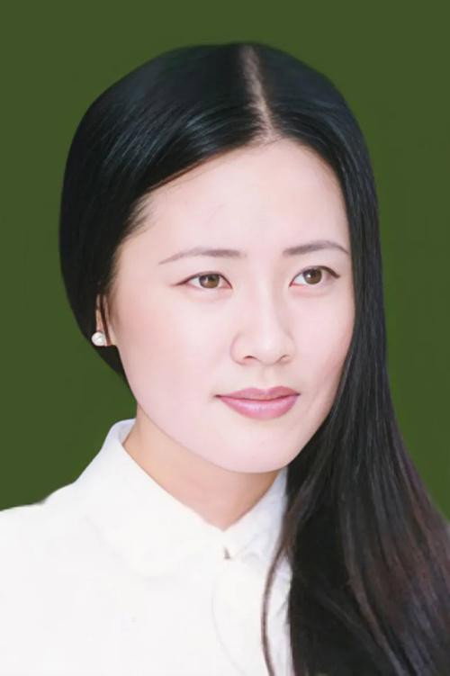 Juan Lei as 娟子 in 秀水街