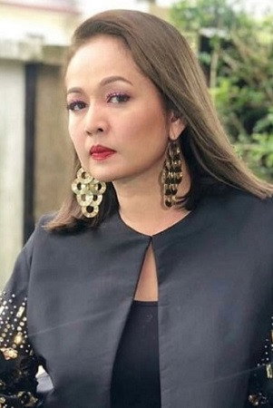 Jasmin Hamid as Nolly in Nasi Kerabu Untuk Che Abe