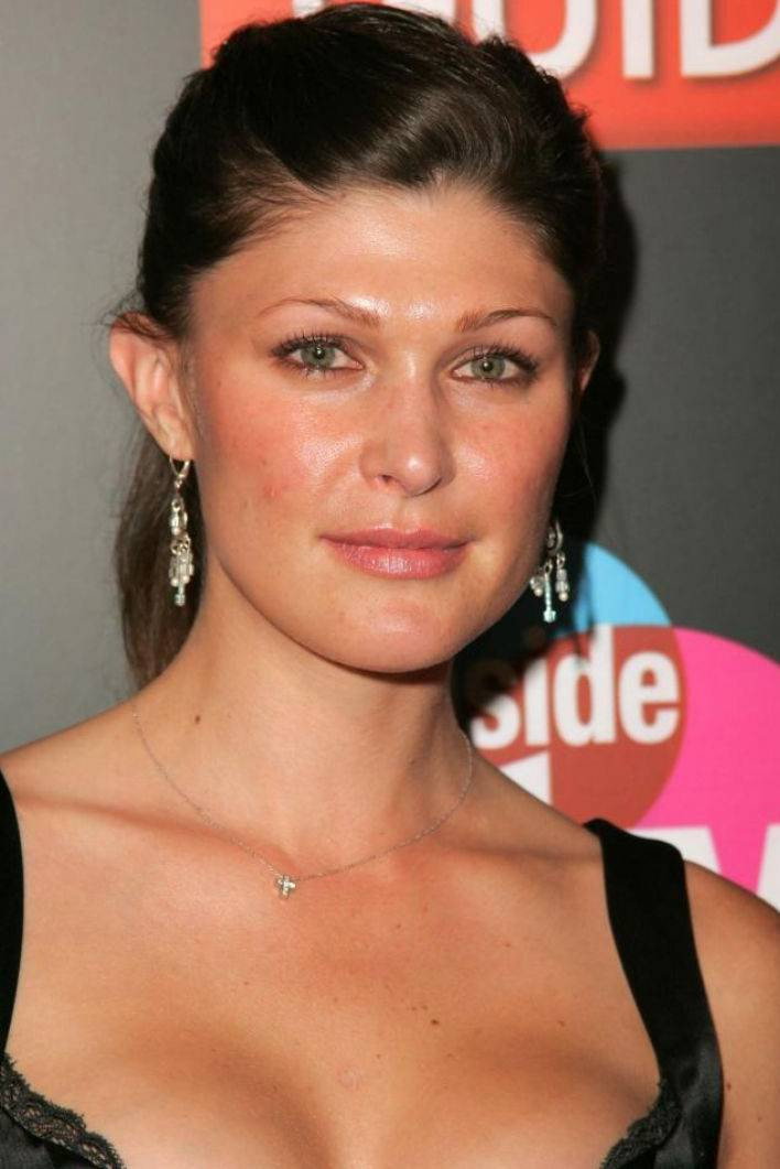 Kelsey Oldershaw as Jean in The Affair