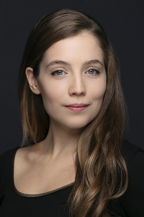 İdil Sivritepe as İpek Şenay in Light in the Dark
