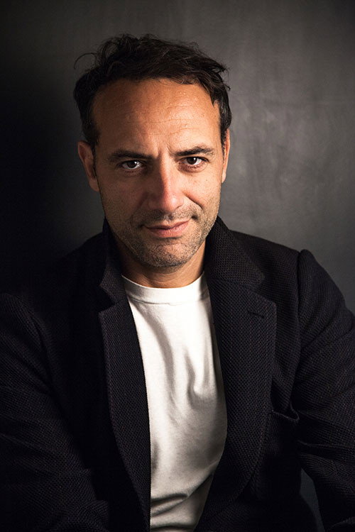 Olivier Soler as Bartender in XY, drôle de conception