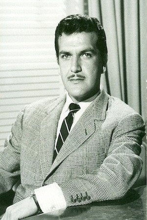 Raúl Meraz as Autoridad del pueblo in Pobre, pero honrada