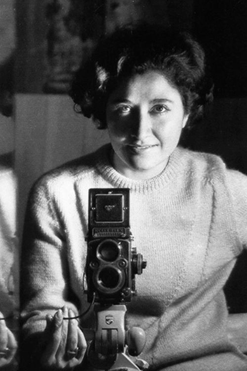 Sara Facio as Visitante en muestra de fotografias (suyas) in Samy and Me