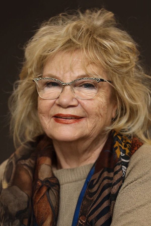 Nevra Serezli as Gönül Hanım in Başrolde Aşk