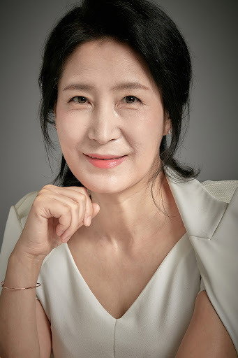 정아미 as Landlady in I Am a Father