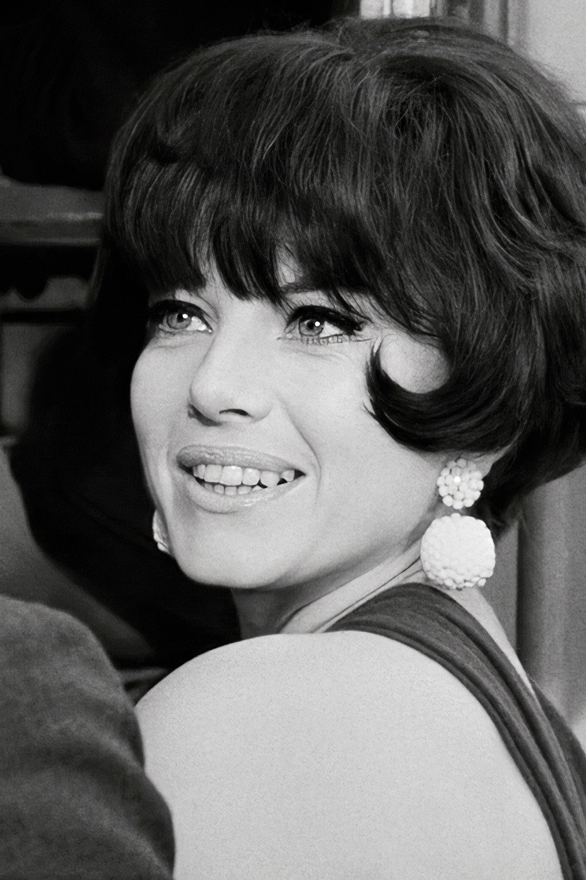 Sophie Hardy as Elise in Der Hexer