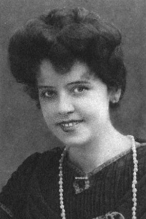 Anna Hillberg as Adele Petterson in Adolf klarar skivan