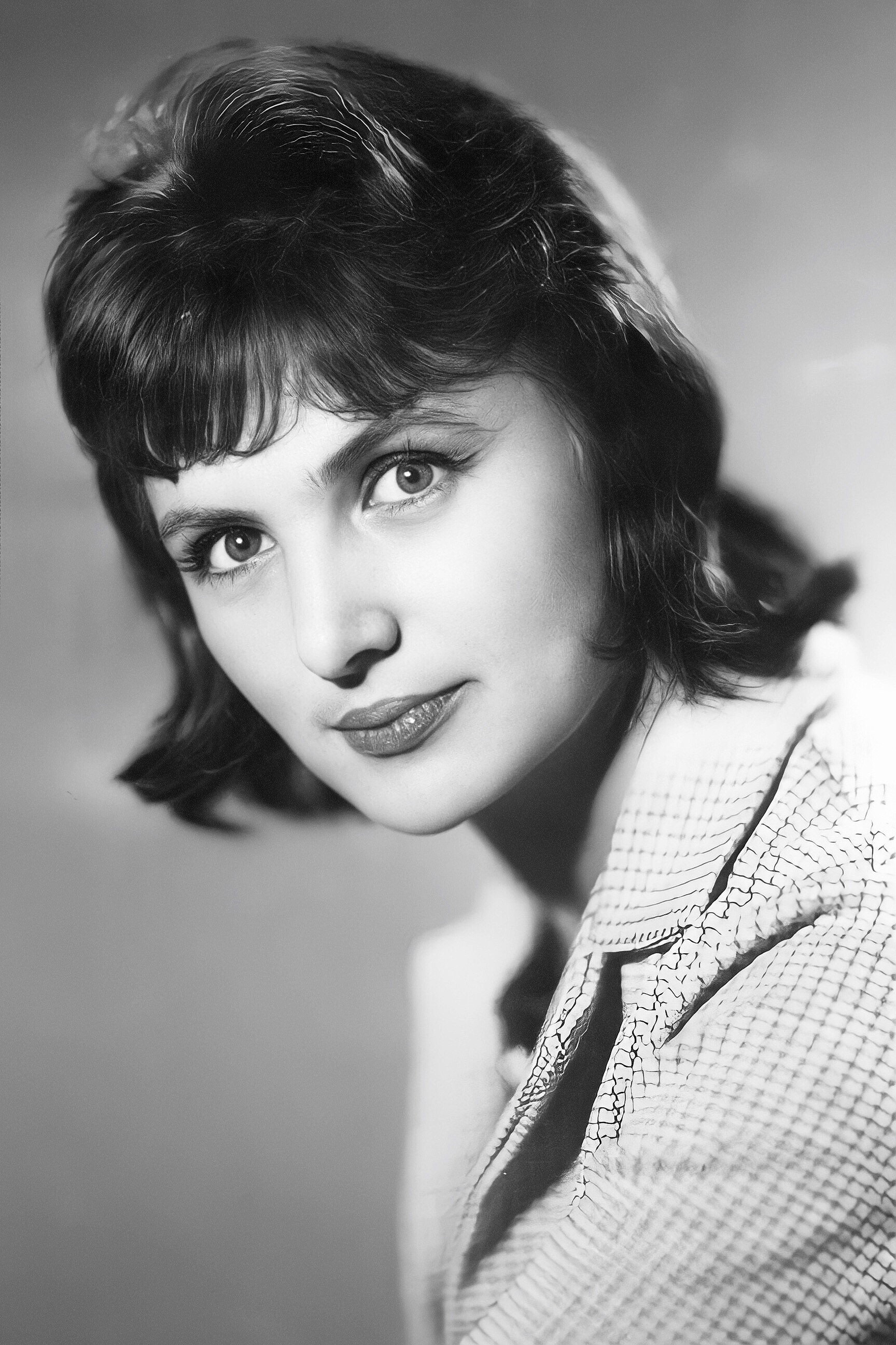 Джемма Осмоловская as Olya in A Tale of First Love