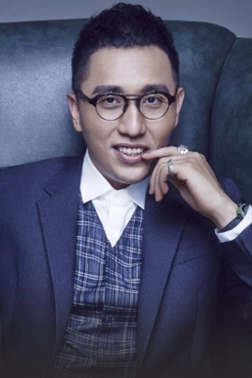 Hu Qiao-Hua as host in 相信未来在线义演