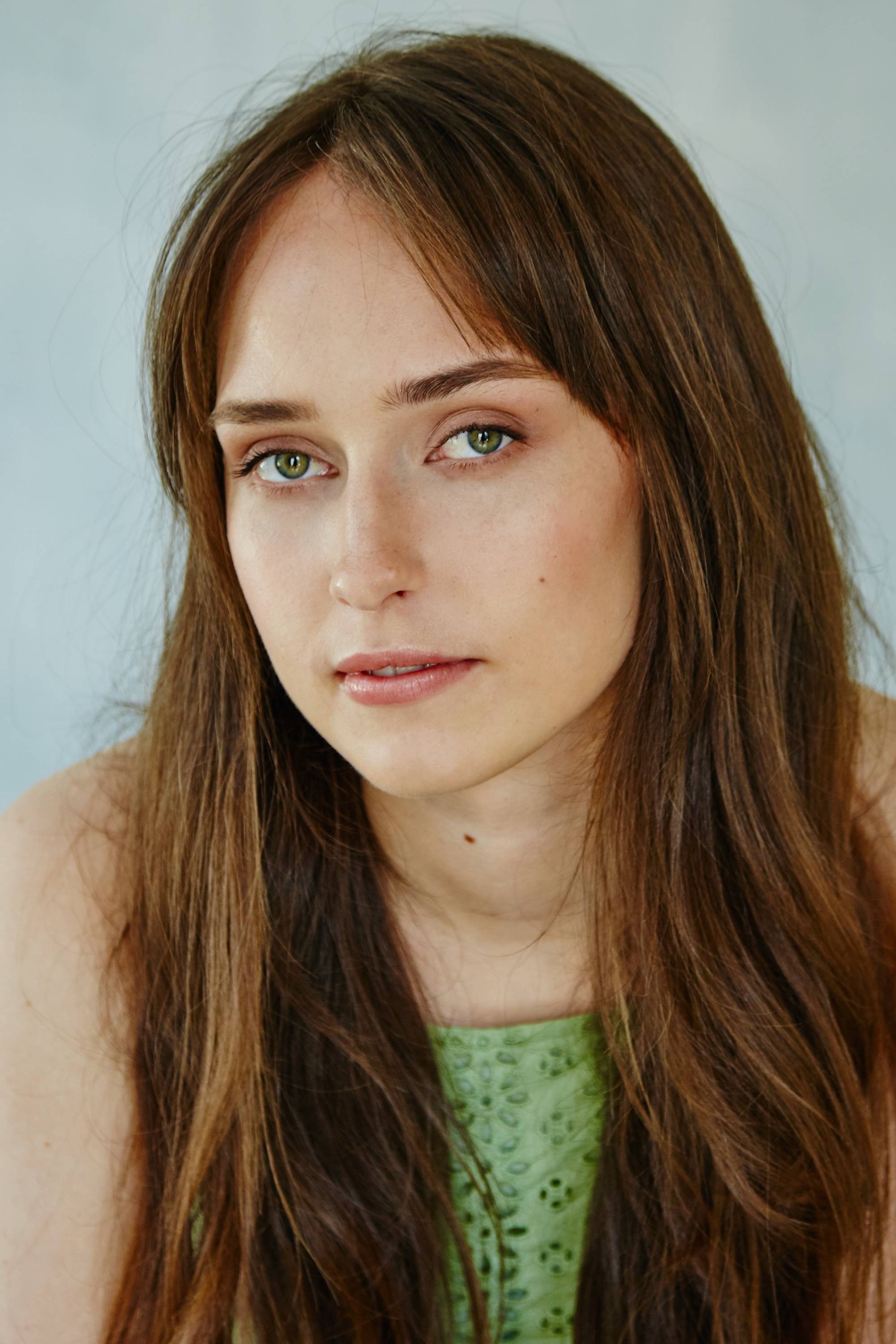 Georgia Eyers as Sonya in Violett