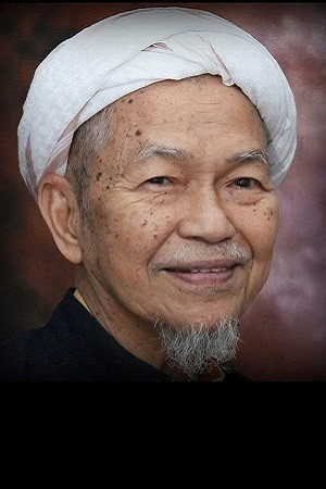 Nik Abdul Aziz Nik Mat as Nik Aziz Nik Mat in 15MALAYSIA