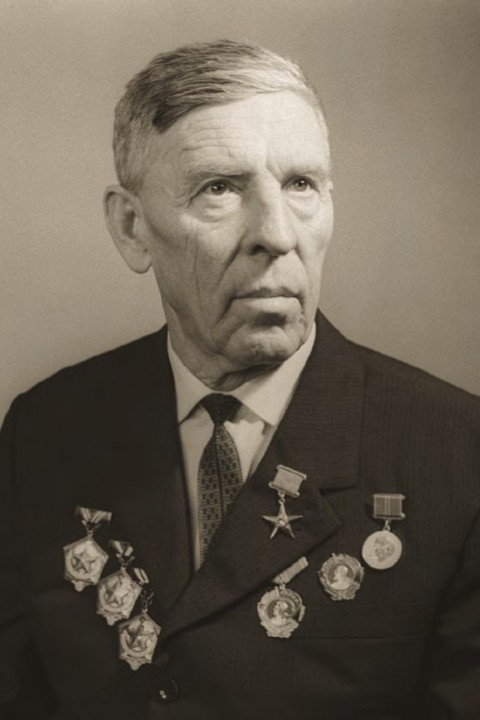 Alexey Stakhanov as Himself in Pyotr Martynovich And The Years Of Great Life