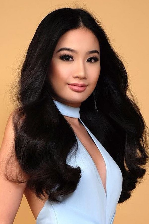 Sophia Senoron as Shelby in Walwal