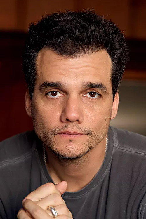 Wagner Moura as Olavo Novaes in Tropical Paradise