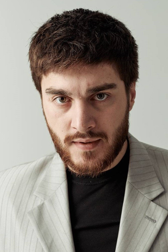 Бекарий Цулукидзе as Темур Чиковани in Voennaya policiya