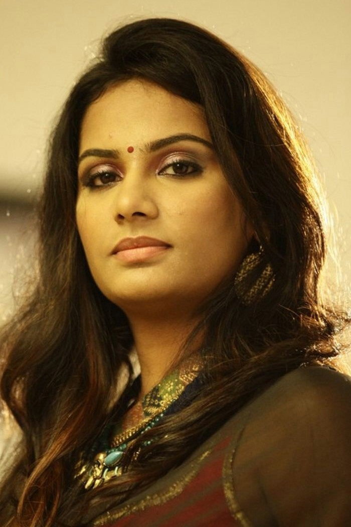 Lakshmi Priyaa as Special Appearance in Ayali