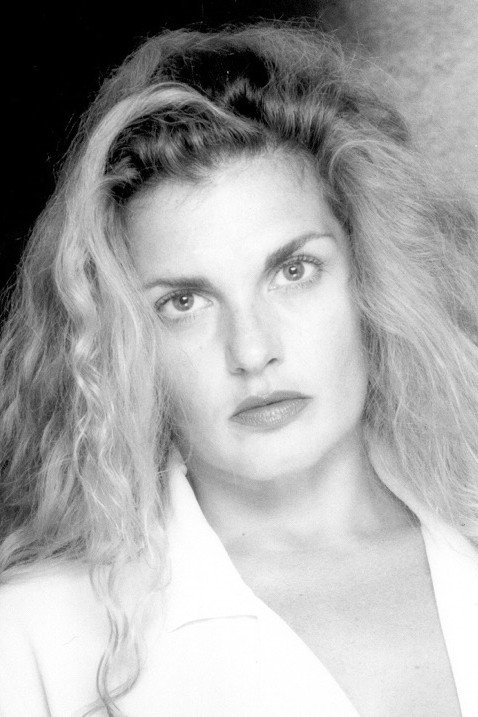 Clelia Rondinella as Claudia in Maniaci sentimentali