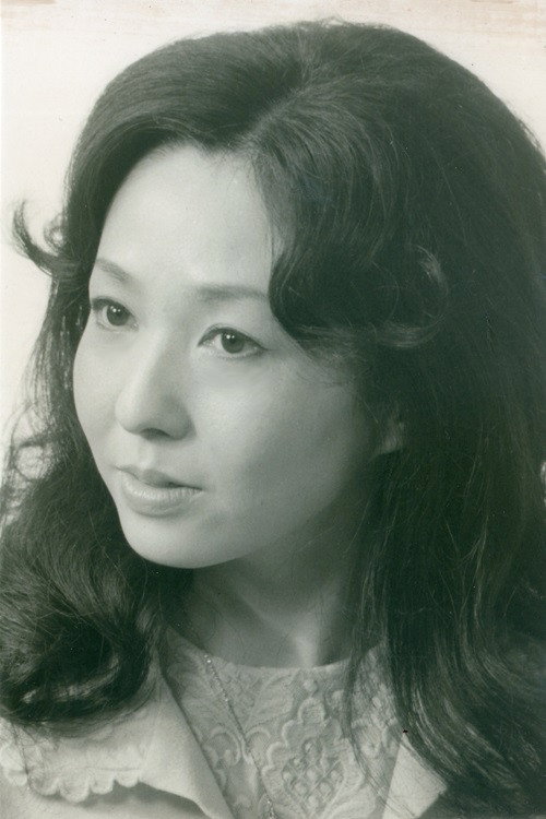 松川純子 as Chigusa in Showdown at Lightning Pass