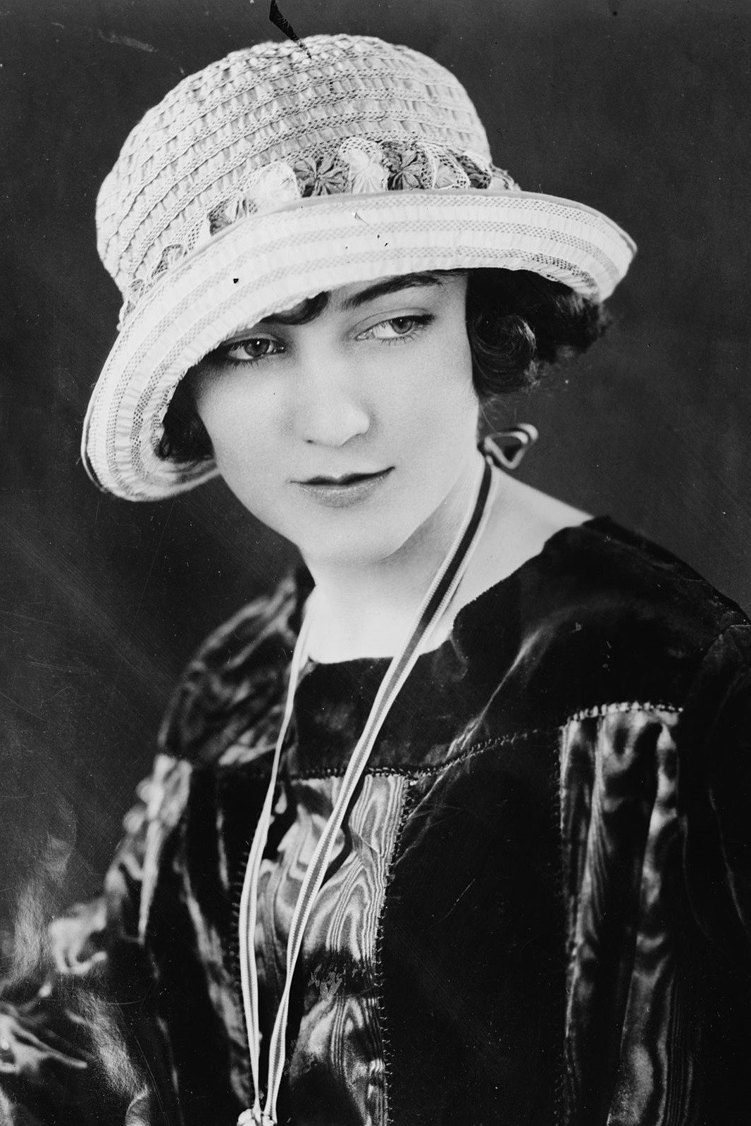 Jane Winton as The Manicure Girl in Sunrise: A Song of Two Humans