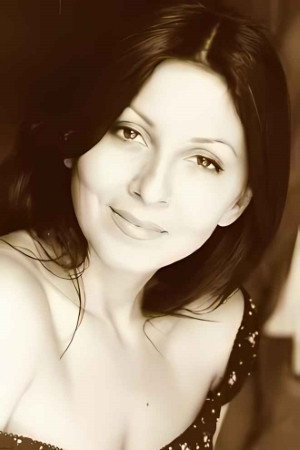 Tosawi Piovani as Sarah Carugati (voice) in Acqua in bocca