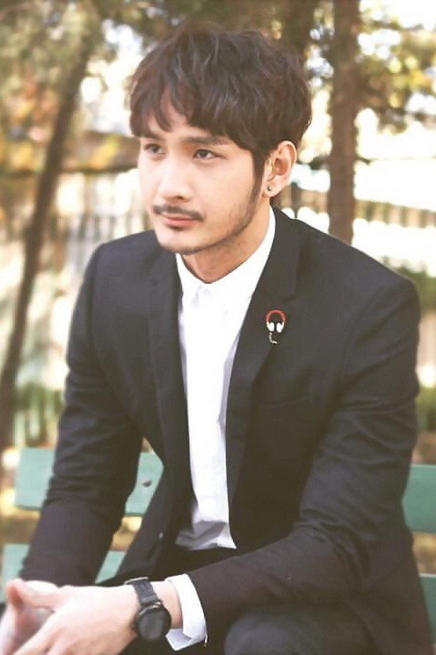 Cedric Loo as 梁民山/吴小三 in Amazing Spring