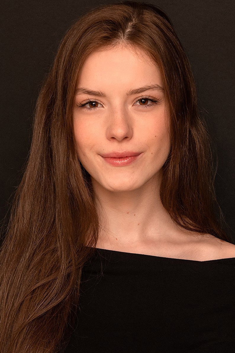 Sára Korbelová as Ema Anenská in Sex O’Clock